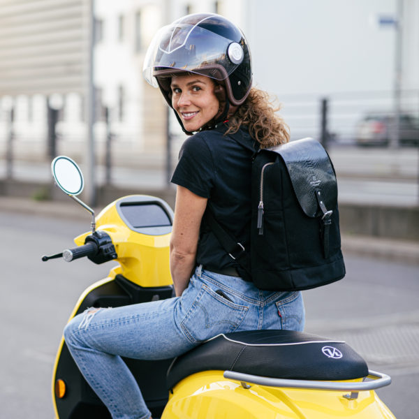 junge Frau auf Kumpan Roller mit Helm